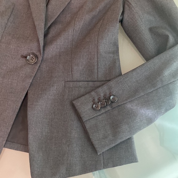 LIKE NEW Ann Taylor Gray Wool Notched Single Button Blazer Size 0P - Picture 5 of 10